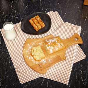 Axe-Shaped Oak Cutting Board