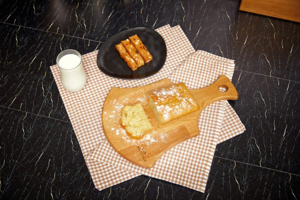 Axe-Shaped Oak Cutting Board